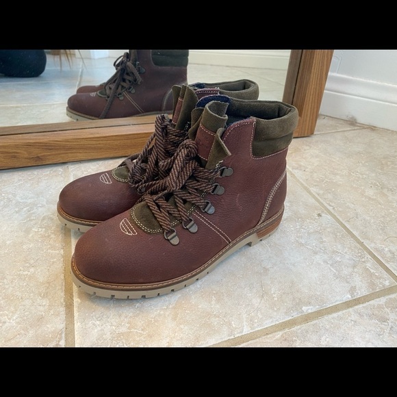 G.H.BASS and CO Hiking Boots - Picture 3 of 5